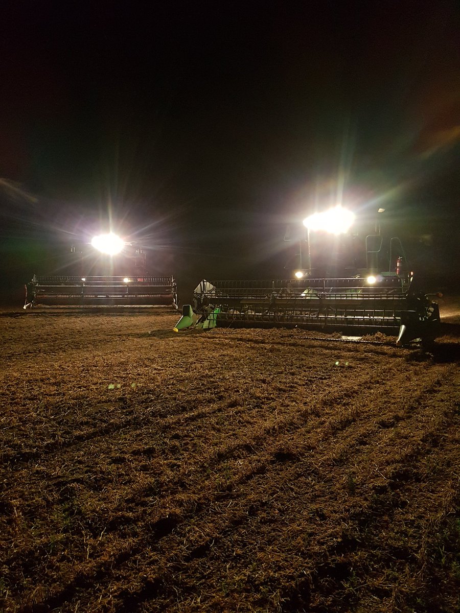 Pasztor79's tweet photo. To those who work in acres and not hours....we salute you 🤘 #harvest17 https://t.co/X79SP7LVbd