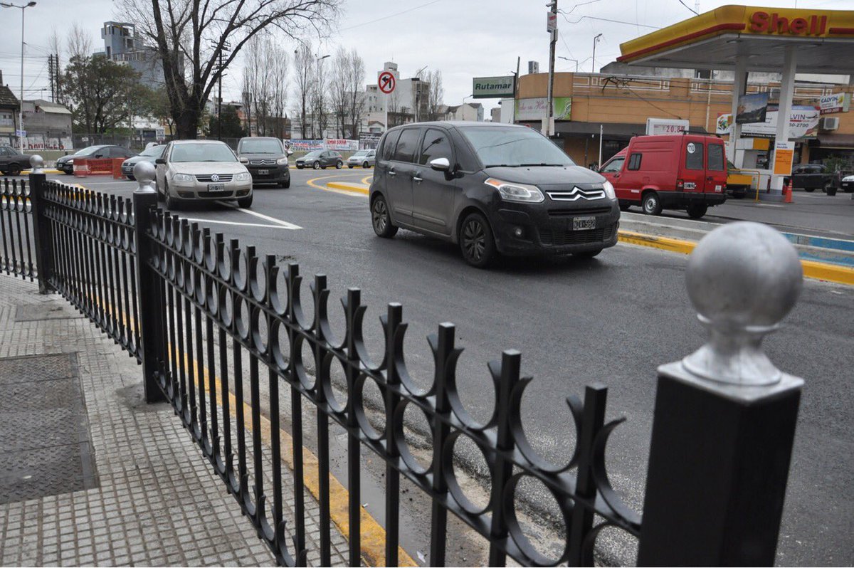munimoron's tweet photo. Avanzan las obras en la Curva de #Haedo. Señalización, demarcación vial y colocación de nuevas luces LED. Crece tu barrio, cambia Morón. https://t.co/adoD4f7Jqs