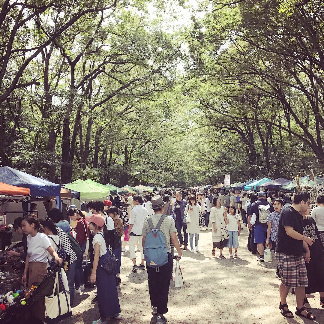 おはようございます。眠っていたツイッターをまだ始めて行きます！
先日京都の下鴨神社へお参りに行きました。緑いっぱいの下鴨神社はとても心が落ち着きます。糺ノ森で開催されていた森の手作り市へ。美味しいものを食べたり野外ライブで素敵な音楽を聞いたり楽しい１日に。また行こう。
