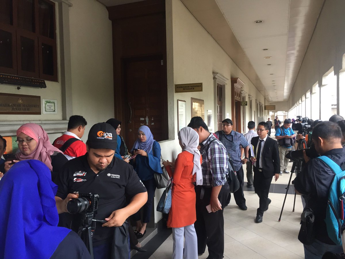 hmetromy's tweet photo. #darulittifaqiyah Dua suspek bakar tahfiz akan didakwa di Mahkamah Majistret KL sebentar lagi atas tuduhan bunuh. https://t.co/75Q2isYT6y