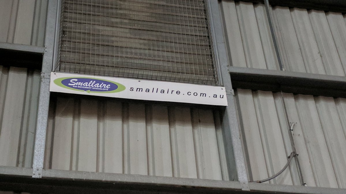 Amul82's tweet photo. Arabic speaking tweeps....tell me that says what I think it says. #SmallAire https://t.co/Z3EEIpm7KG