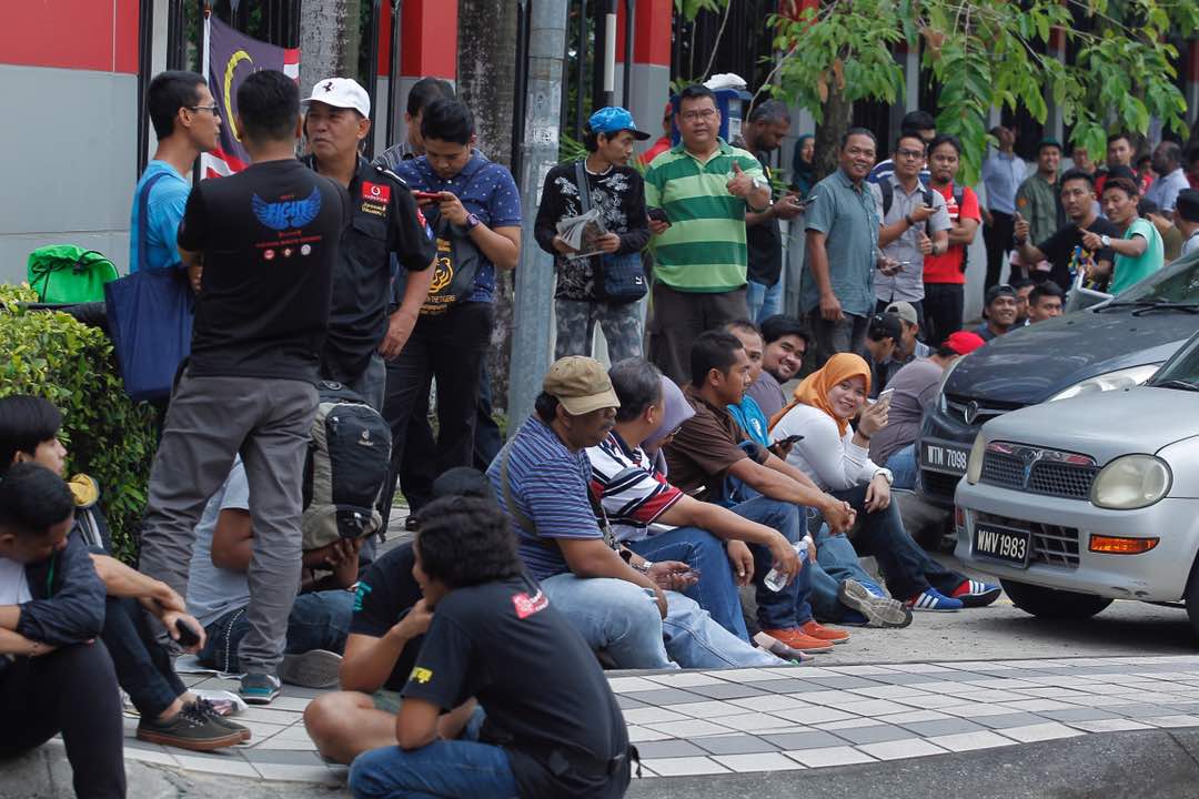 bharianmy's tweet photo. Orang ramai mula beratur untuk mendapatkan tiket Formula 1 secara percuma yang akan bermula pada 29 September... https://t.co/OWksmXrG4h https://t.co/dqFHDb7DZz