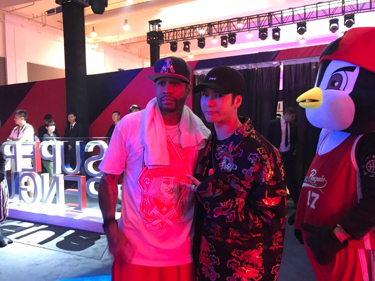 GOT7Snaps's tweet photo. [JACKSON WEIBO(2P)] 王嘉尔: 谢谢你的礼物🎁Iverson. 
难忘的一天. 
对，做梦了😐😥
感谢你❤️🙌

#王嘉尔##ALLENI... https://t.co/NCsS3fUqJr #kpopsnaps https://t.co/jg0P2vDaj3