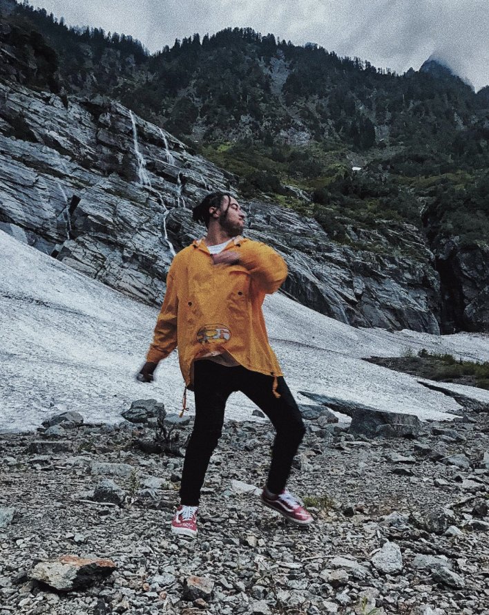 ReoCragun's tweet image. Me throwing shade at anyone who still hasn't seen the "ON MY WAY" music video! Let's get it to 200k today! ⚡️⚡️⚡️ reocragun.lnk.to/OMWVidTw