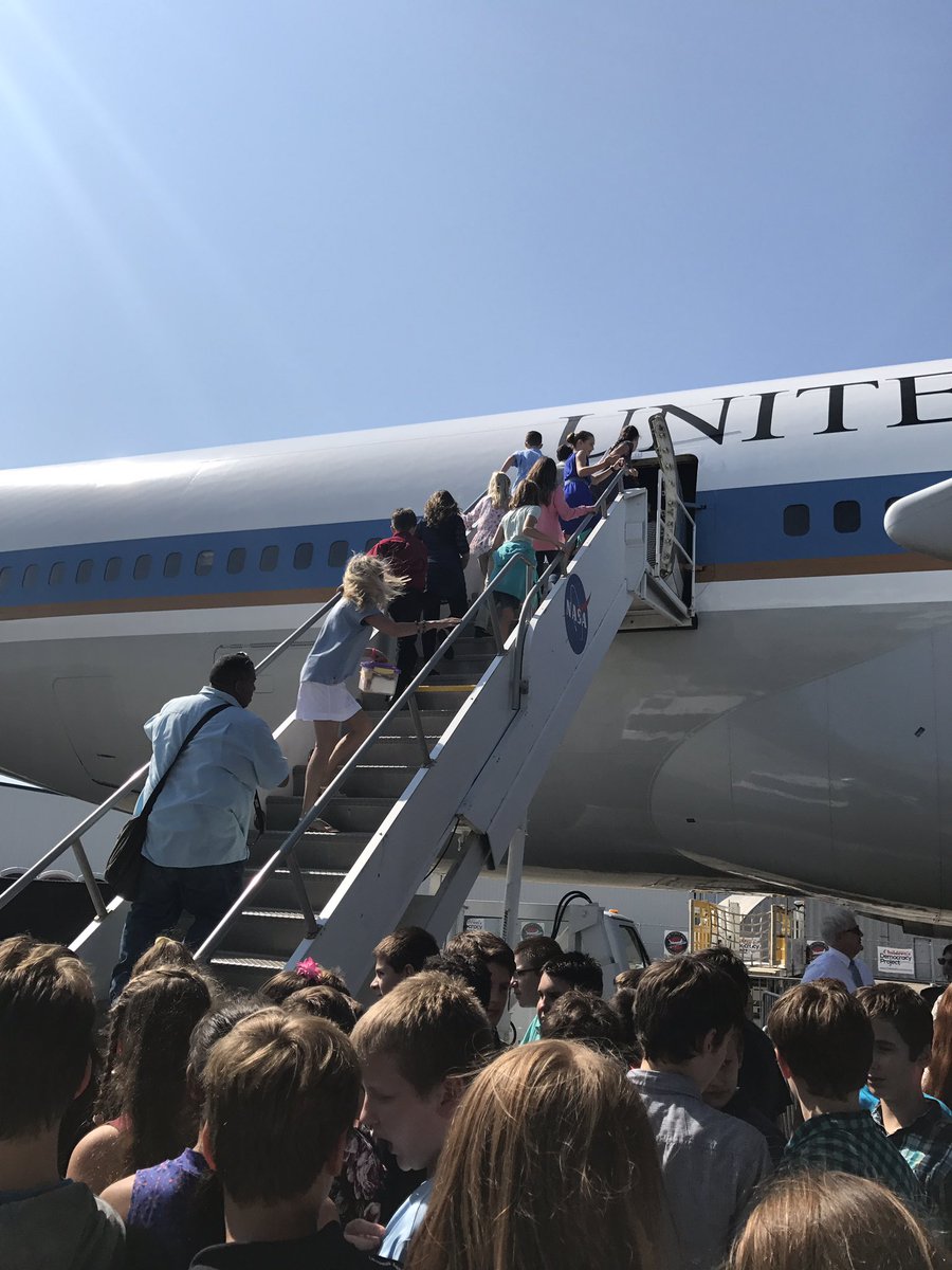 DMSNKRI's tweet image. DMS seventh graders experience Air Force One in Quonset!