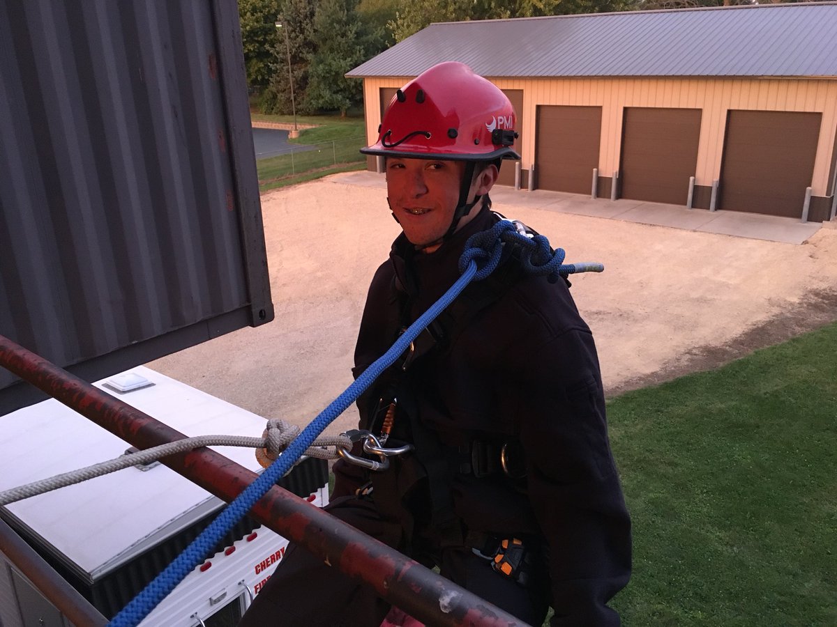 ExplorerPost413's tweet image. Great job @ExplorerPost413 !  Today they learned about Rope Rescue and rappelled. Thank you @CVFPDInfo for the use of your facility.