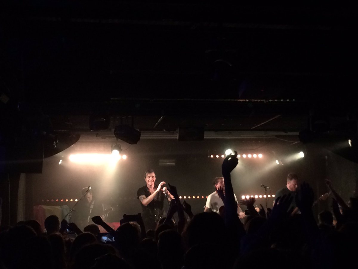 Clemiefly's tweet photo. I waited 10 years to see @themaine on stage and it was so worth it 💛. Last night was absolutely amazing 😍 https://t.co/XrgxU6vjT6