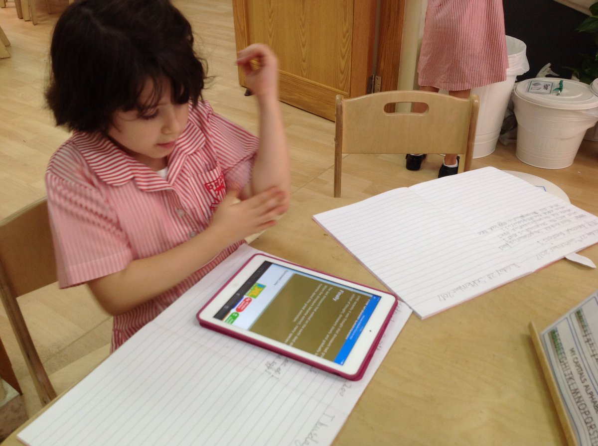 DESSyear2's tweet photo. Engaging in research by following our own dinosaur interests and questions! #2red #internetresearch #inquisitive #childledlearning https://t.co/QxiAEW0XxV