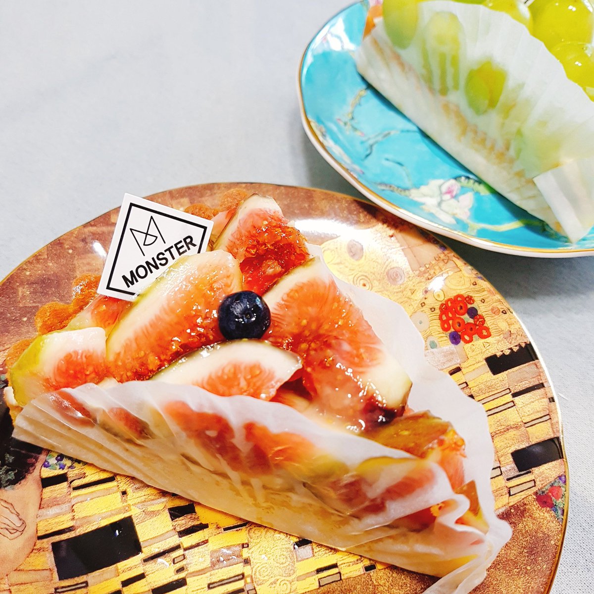 해운대 몬스터파이
청포도타르트와 제철맞이 무화과타르트 친구가 사서 배달해주었다 역시 타르트는 청포도가 갑인듯