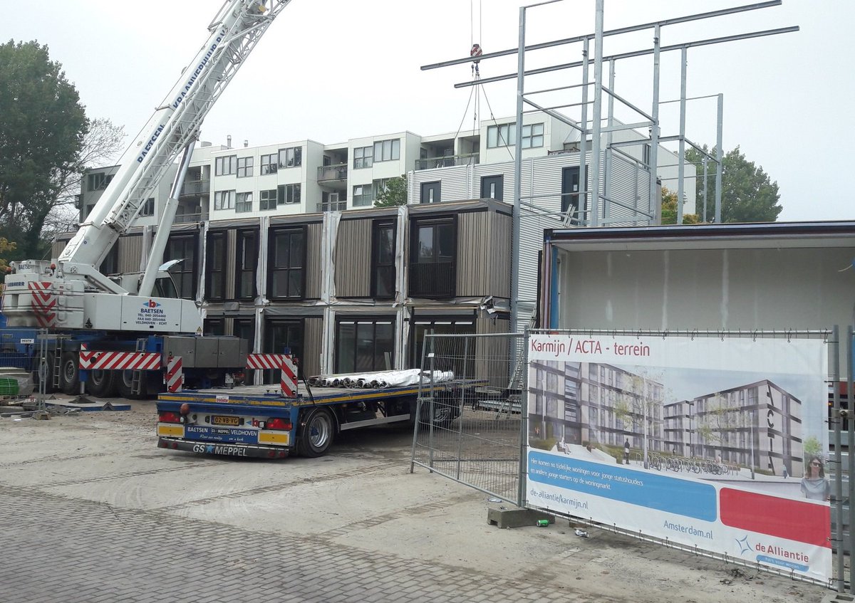 Het stapelen is begonnen: <a href="/DeMeeuwBV/">De Meeuw</a> plaatst voor ons 110 woningen in #Amsterdam, nog dit jaar een nieuw huis voor 132 jonge starters!