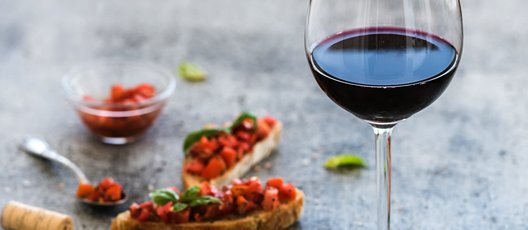 Which SA variety would be your choice? Cabernet Franc as calling card bit.ly/2tNdmHO or The Cinsault Affair bit.ly/2xyU5uD