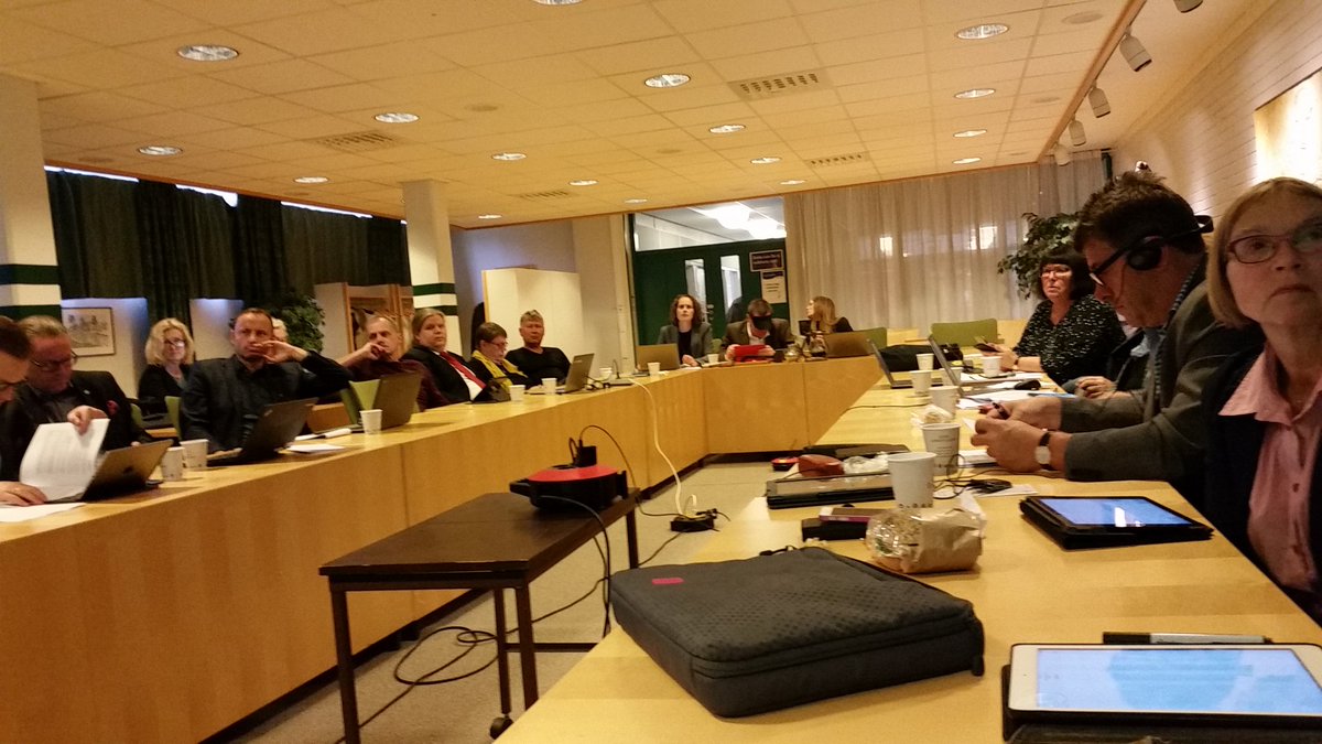 HansIngeSmetana's tweet photo. #Förbundsstyrelsen i @RegionVbtn är i full gång. Nu #bolagsdialog med #acnet om #fibernätet i #Västerbotten #framtiden #svpol #acpol https://t.co/FHdcHJz3ae