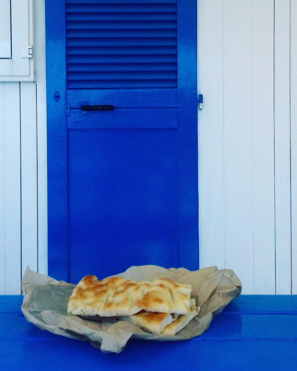 lamialiguria's tweet photo. Se avete malinconia dell'estate, venite in Liguria: un po' di blu, il mare e focaccia e il gioco è fatto.
#lamialiguria
Ph @ticucinocosi https://t.co/RAv2Afflyz