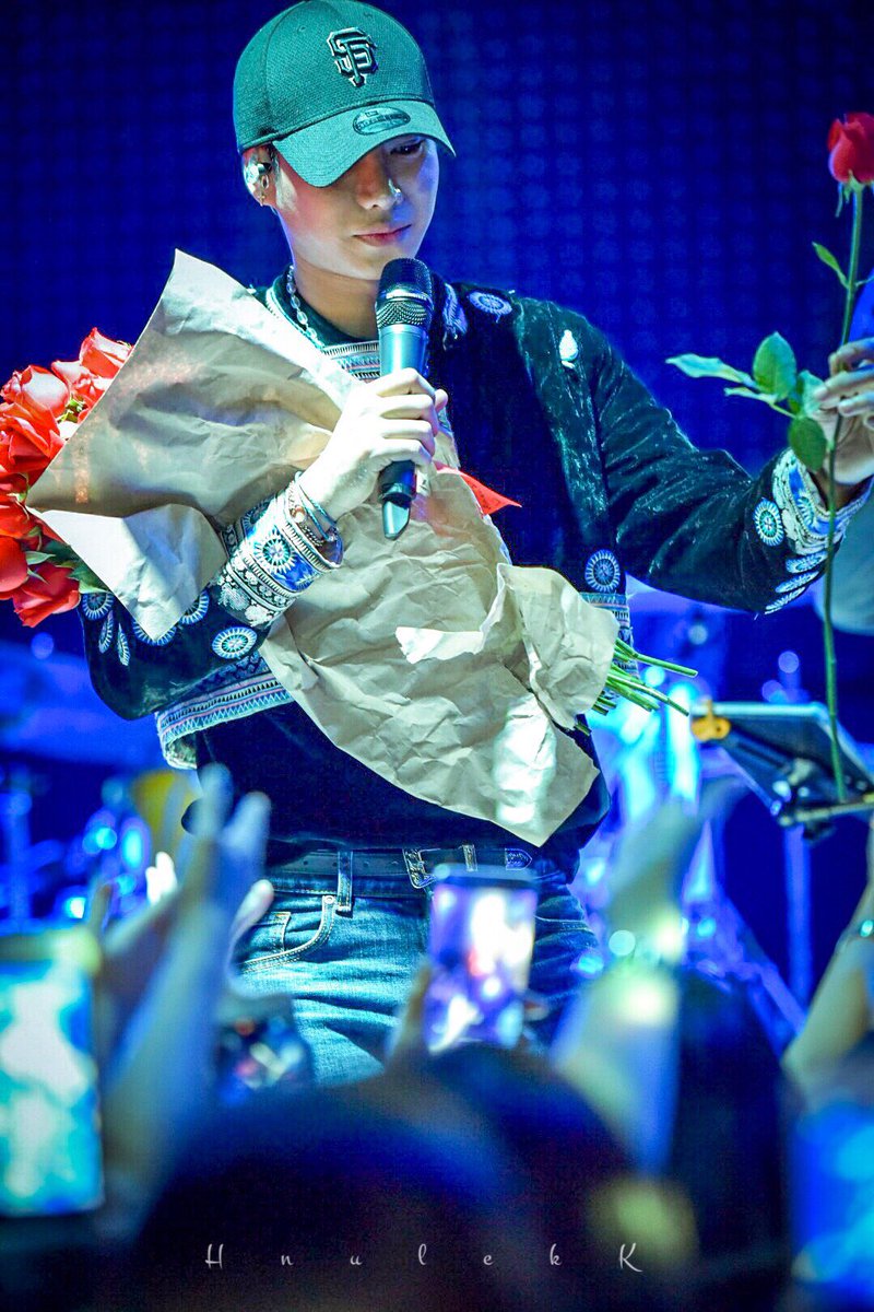 hnulekk's tweet image. I didn't choose you, My heart did.

🐻💙🐷
#MTVEMA
#NominatePalitchokeAyanaputra