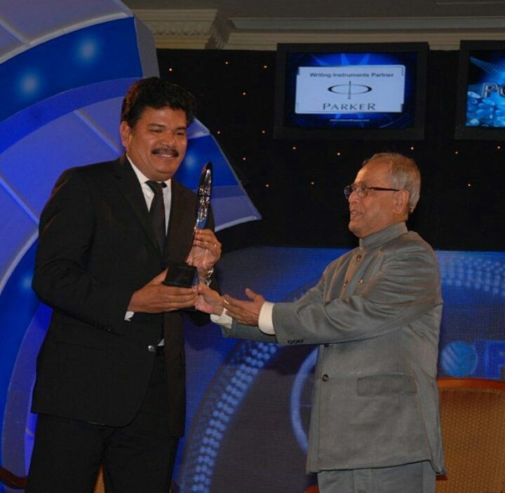 dimitrivox's tweet photo. In 2010 Dir Shankar won Indian of the year Award For #Robot1
For #2point0 what else Awaits ..... https://t.co/BkPJGkS1LR