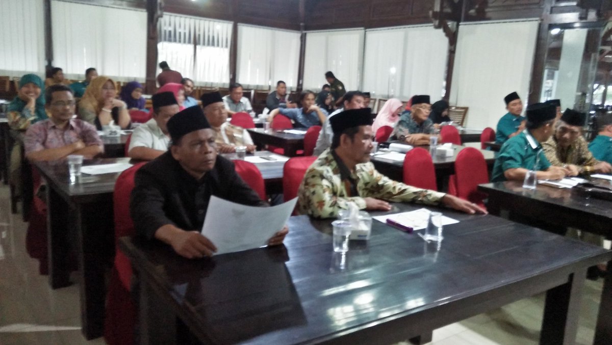 DPCPBGresik's tweet photo. Rapat PLENO DPC PKB bersama seluruh BANOMNYA pada hari rabu 27 september 2017 https://t.co/20sRTkGVey