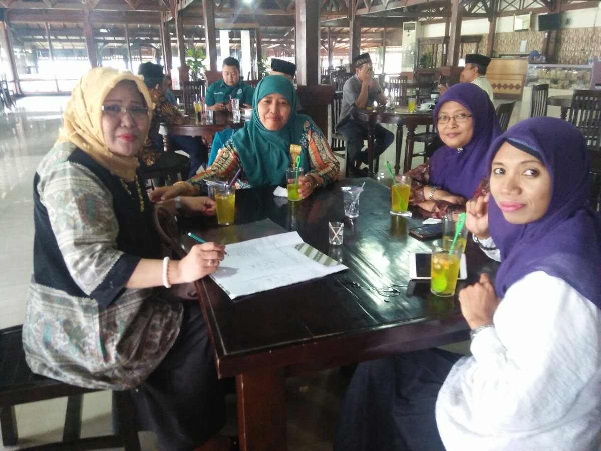 DPCPBGresik's tweet photo. Rapat PLENO DPC PKB bersama seluruh BANOMNYA pada hari rabu 27 september 2017 https://t.co/20sRTkGVey