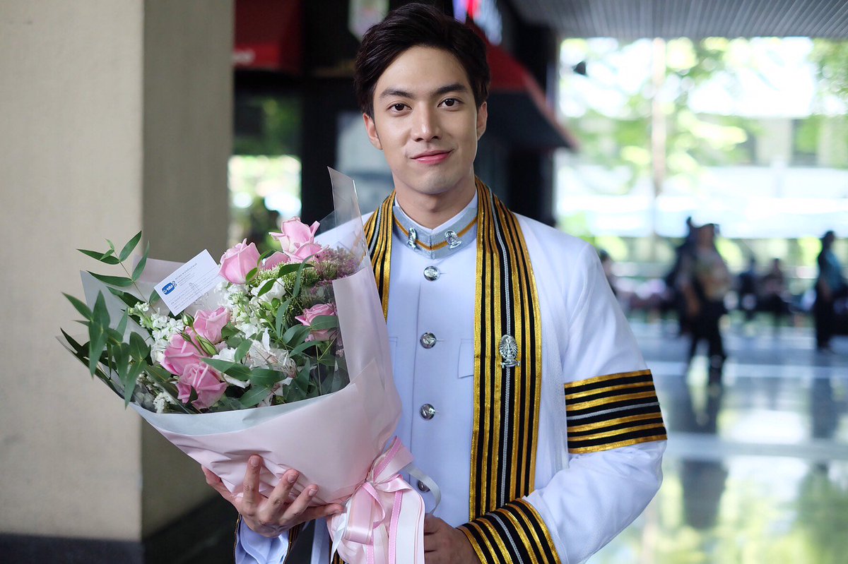 ยินดีกับพี่กั้ง ด้วยนะคะ เรียนจบแล้วจากสาขาวิชาภาษาและวัฒนธรรม (หลักสูตรนานาชาติ) โทภาษาญี่ปุ่น คณะอักษรศาสตร์ จุฬาลงกรณ์มหาวิทยาลัย