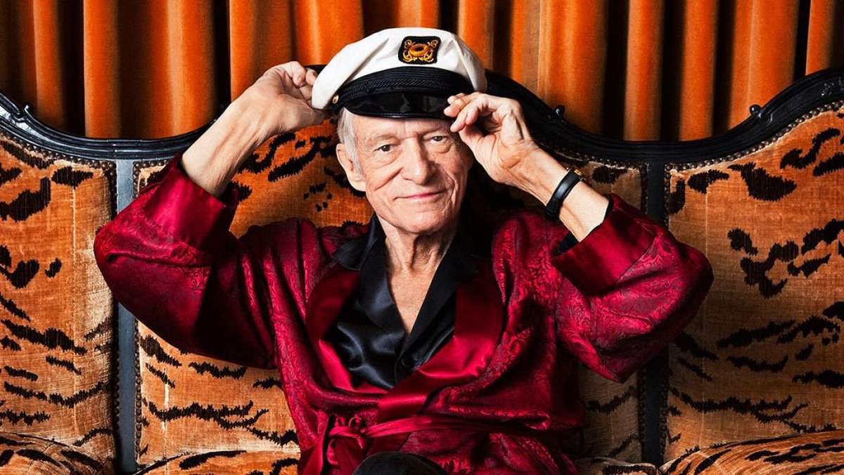 sopitas's tweet photo. Llévame a miiiiii! Playboy está de luto: Muere Hugh Hefner a los 91 años de edad  https://t.co/JWikUfoUXq https://t.co/q5lS85iDDV