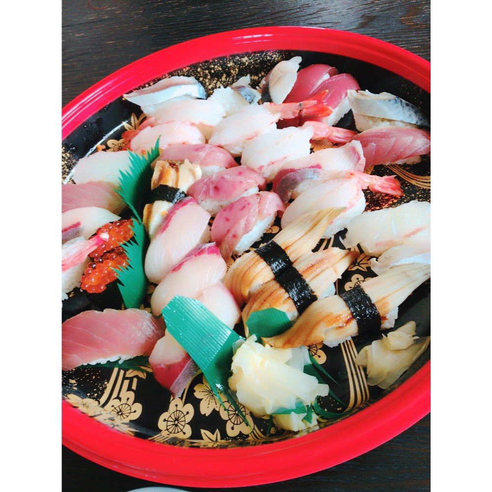 rarasaki's tweet photo. 頂きまして
頂きます🍣🙏✨
#お寿司 #寿司 #日本食 #和 #豪華 #もう食べれない #大量すぎる #満腹すぎる #酢飯嫌いな娘 #お寿司大好きな母 #でももう食べれない https://t.co/WtCdOGmMCk