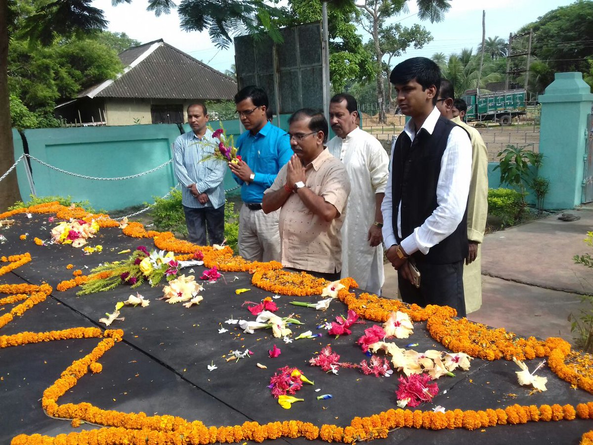 DM_Bhadrak's tweet photo. Flag hoisting at Rakta Tirtha, Eram, Basudevpur on 28.9.17 by Collector, Bhadrak. https://t.co/im4oOnorlW