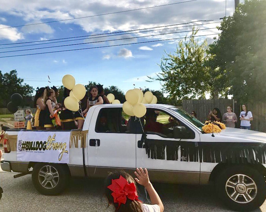 BIS_Beauties's tweet photo. 🙌🏽Check out the"truck limo" blinged out just for BIS_Beauties !!!Cheer parents made it happen.  💛🖤 Go @CBWolverineFB ❤️🖤#BrookOverFalls https://t.co/RWJAs5lPbv