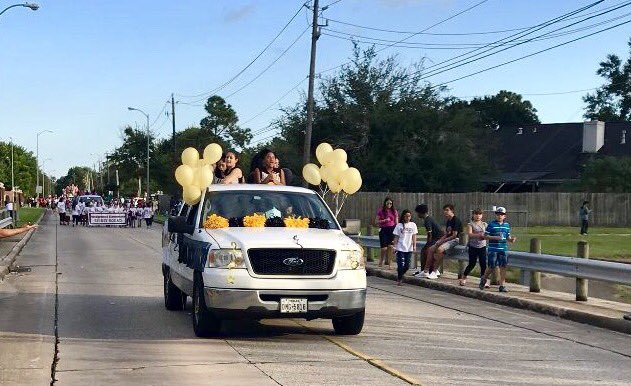 BIS_Beauties's tweet photo. 🙌🏽Check out the"truck limo" blinged out just for BIS_Beauties !!!Cheer parents made it happen.  💛🖤 Go @CBWolverineFB ❤️🖤#BrookOverFalls https://t.co/RWJAs5lPbv