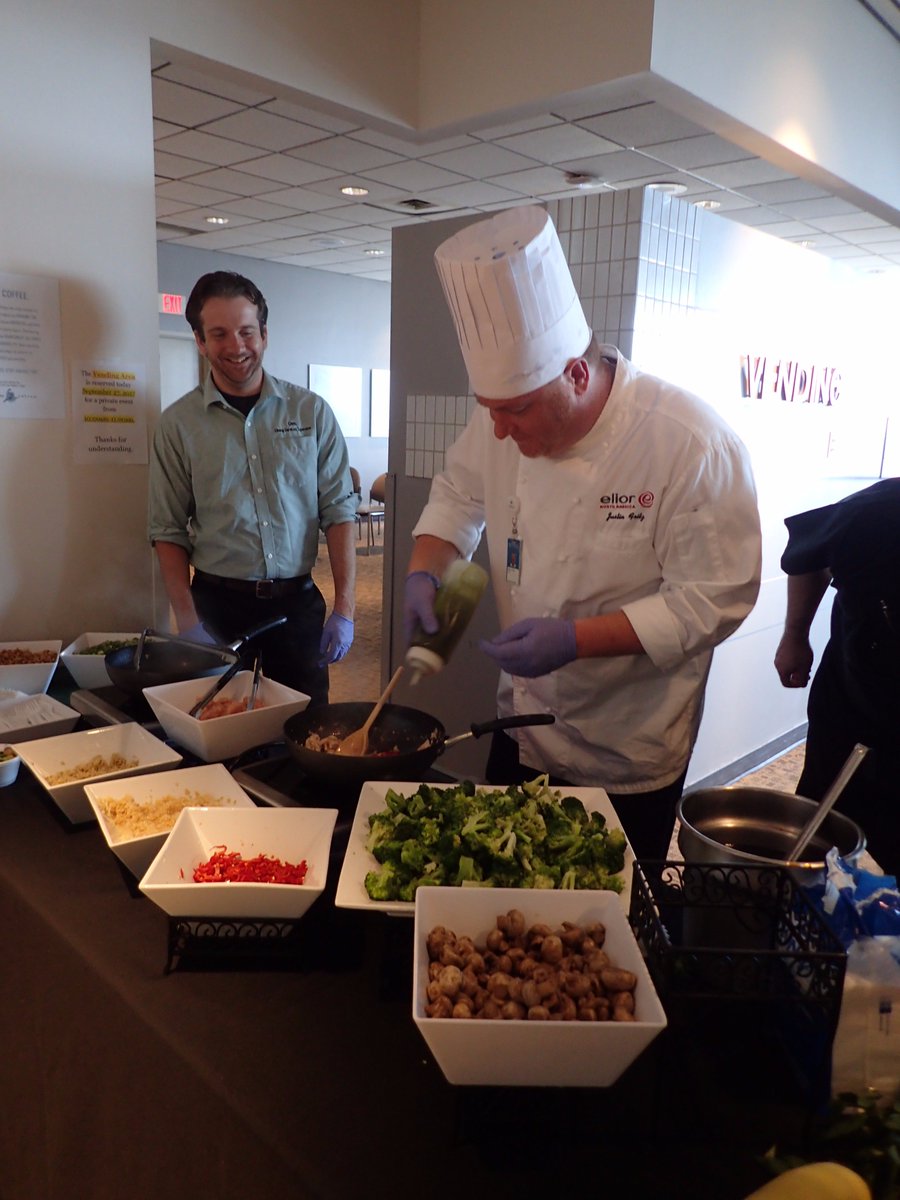 boxdchef's tweet photo. Justin and the team demo Kung Pao Chicken and it goes down a storm at Jefferson Hospital @AHNtoday @elioruk @Elior_Group https://t.co/d4wdKsvlkq