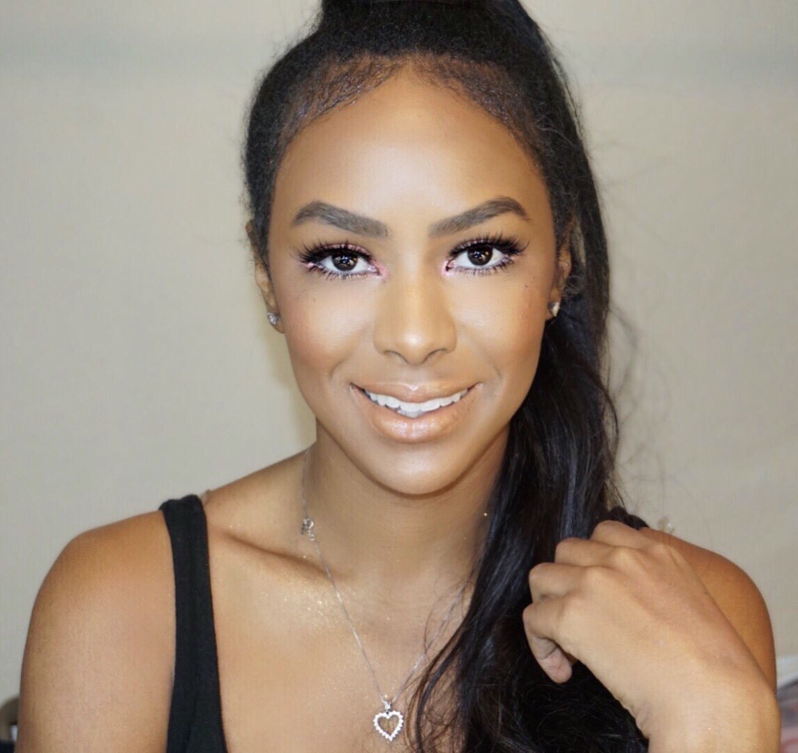 shopBRNZ's tweet photo. @fentybeauty 💫
Face: Caramel, Truffle, and Rum #MatchStix
Eyes & Cheeks: #Killawatt in #GingerBinge & #MoscowMule
Lips: #GlossBomb https://t.co/d0Ai2tNt23