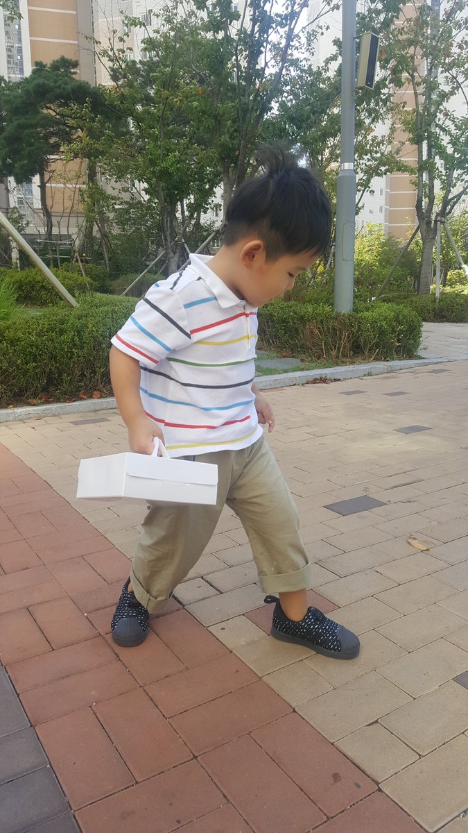 aquashiny's tweet image. 우리 큰아가 바이올린 레슨중.
오늘은 원 담임 선생님께- 바이올린을 배워 가르쳐드리겠다하고 왔다던데-
참 즐거운 시간 보내고있구나 :)
감사하고도 감사한일
송편도 만들었어요.
#연휴여 오라 #육아전쟁 시작