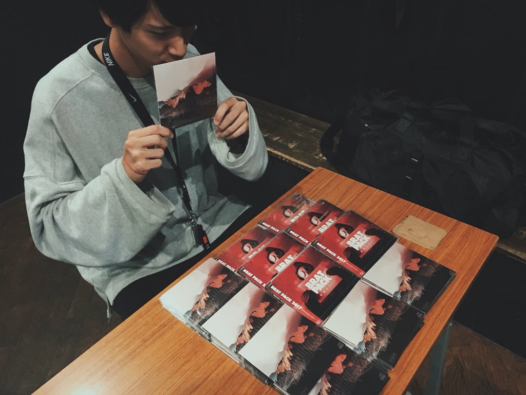 skygraph_'s tweet photo. 本日の物販

LOST PAGES EP (1500yen)
BRAT PACK 2017  (1200yen)

販売しております。

在庫売り切れ次第終了予定ですのでお早めにお買い求め下さい。 https://t.co/iV8UzSR5VE