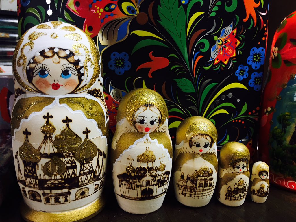 Babi ロシアの有名なチョコレートブランド アロンカ で大量のチョコレート Bkイベントでおすそ分け と 自分みやげにマトリョーシカを買った ロシア民芸品マトリョーシカは 箱根の入れ子細工の人形がロシアの修道僧によって伝えられ出来たという説が