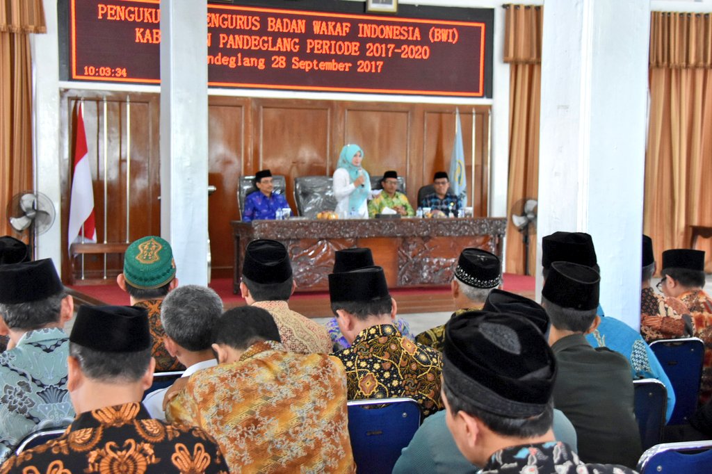 kominfopdglng's tweet photo. Bupati @irnadim99 Hadiri Acara Pengukuhan Pengurus Badan Wakaf Indonesia (BWI) Kabupaten Pandeglang Periode 2017-2020 Di Pendopo https://t.co/3Fr2NcPkcx