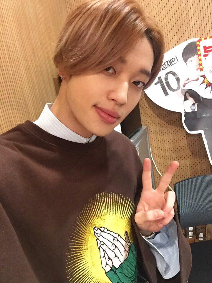 TEENTOPSTYLE's tweet photo. [#틴탑 스타일] #니엘 #Niel

Munsoo Kwon 17F/W 'MSKN2ND' [unisex] [키썸 착용] PRAYER HANDS SWEATSHIRT BROWN. 134,100원
https://t.co/b09XYFNgcc https://t.co/xatebRRDq0