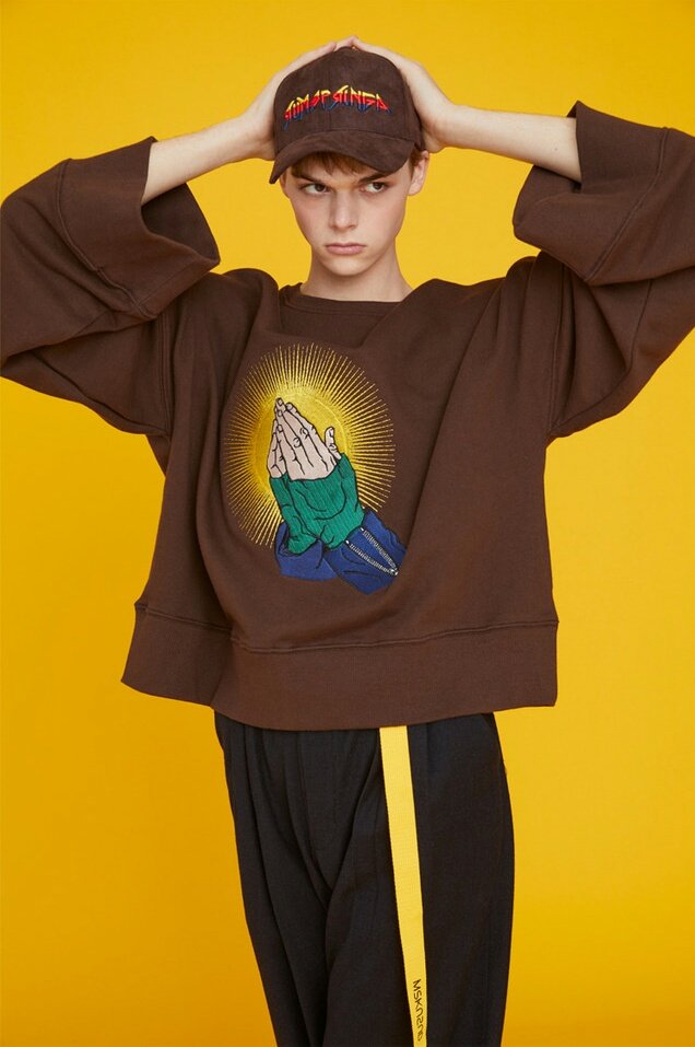TEENTOPSTYLE's tweet photo. [#틴탑 스타일] #니엘 #Niel

Munsoo Kwon 17F/W 'MSKN2ND' [unisex] [키썸 착용] PRAYER HANDS SWEATSHIRT BROWN. 134,100원
https://t.co/b09XYFNgcc https://t.co/xatebRRDq0
