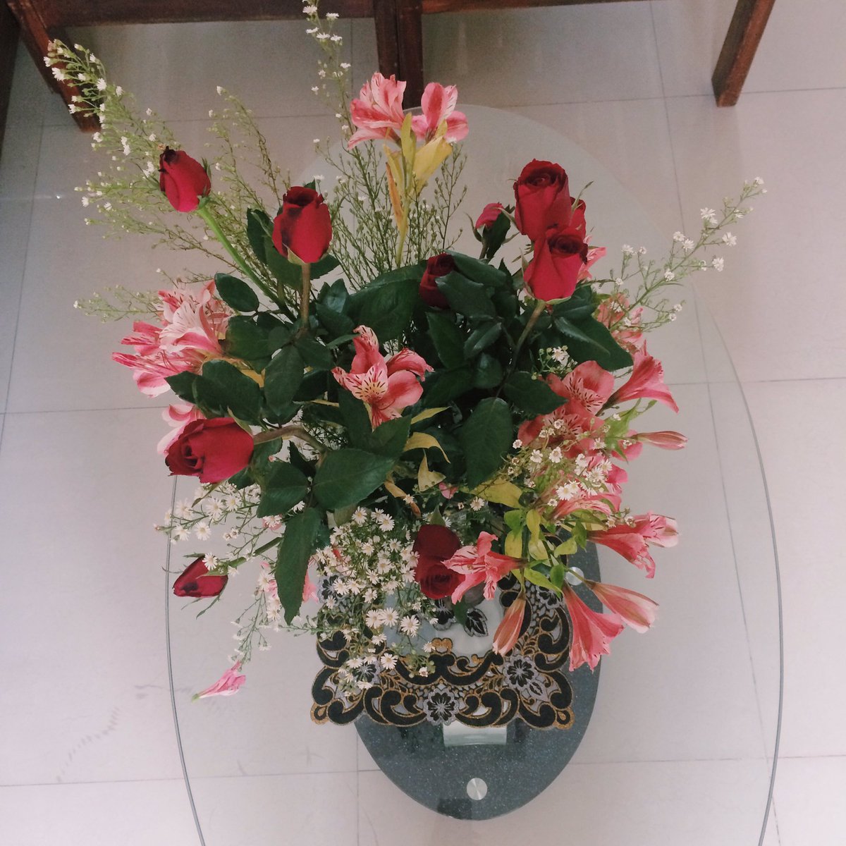 heresbleasy's tweet image. Sana palaging ganito yung nasa center table namin 🌷🌹💐🌿🌾😍
supplier plz 🤔 #homebound
 #termbreak