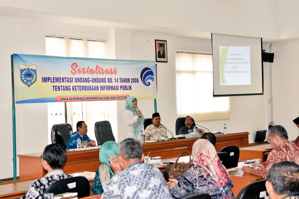 kominfopdglng's tweet photo. Bupati @irnadim99 Membuka Acara Sosialisasi Implementasi Undang-undang No.14 Thn 2008 Tentang Keterbukaan Informasi Publik Di Oproom Setda https://t.co/Zjru3gy6a5