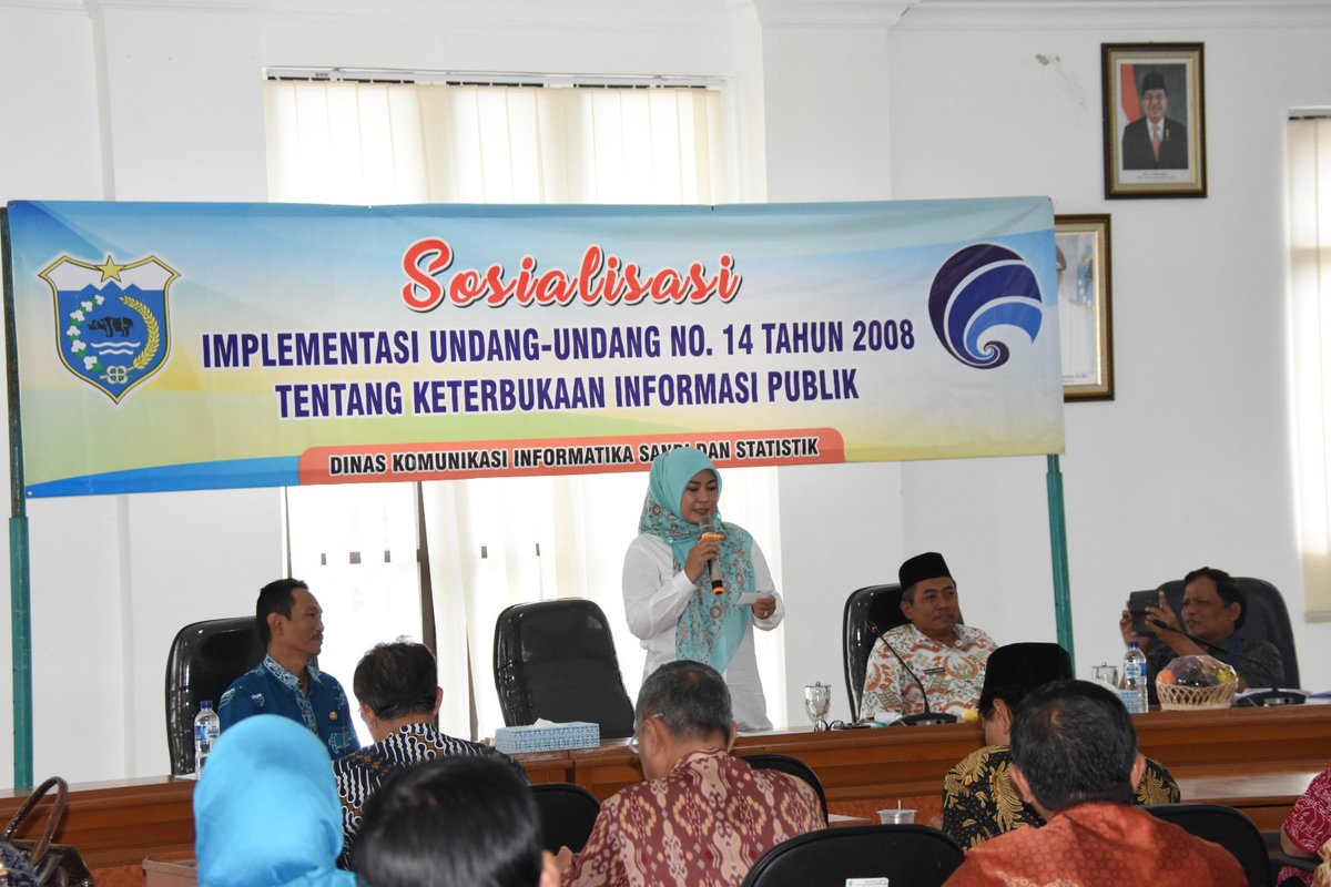 kominfopdglng's tweet photo. Bupati @irnadim99 Membuka Acara Sosialisasi Implementasi Undang-undang No.14 Thn 2008 Tentang Keterbukaan Informasi Publik Di Oproom Setda https://t.co/Zjru3gy6a5