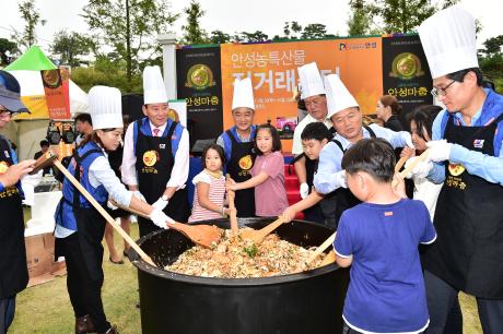 [2017 안성맞춤 바우덕이축제, 온나라의 신명이 되다]
축제 특별행사 즐기기!

1.맨손 민물고기 잡기
-9.30~10.2 14:00~15:00
-축산문화체험장

2.비빔밥 나누기
-9.30~10.1 15:00~16:00
-농특산물판매장 특설무대