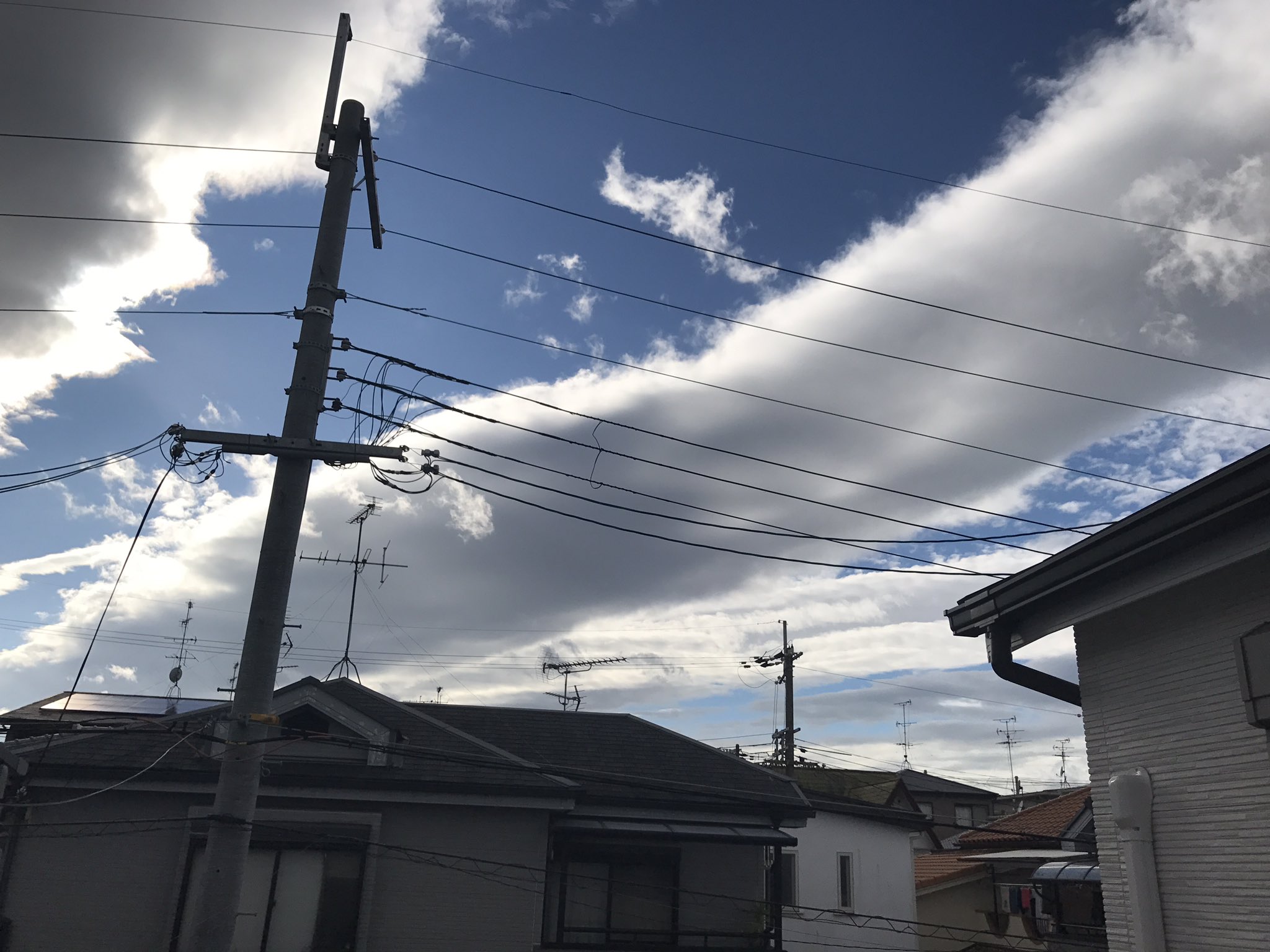 かつどん 地震雲 見たことない様な帯状の雲なんやげど 大阪ー京都間です 地震雲 T Co Fgawyhyb7r Twitter