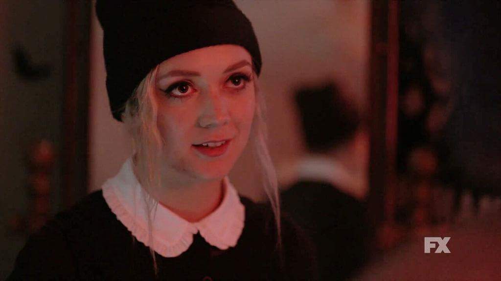 soficerrsan's tweet image. ¿A quién más, le encantó verle así? No lo sé, ese atuendo le va estupendo y, ah... Me enamoré de ésta escena. 🍒 #AHS #AHSCult