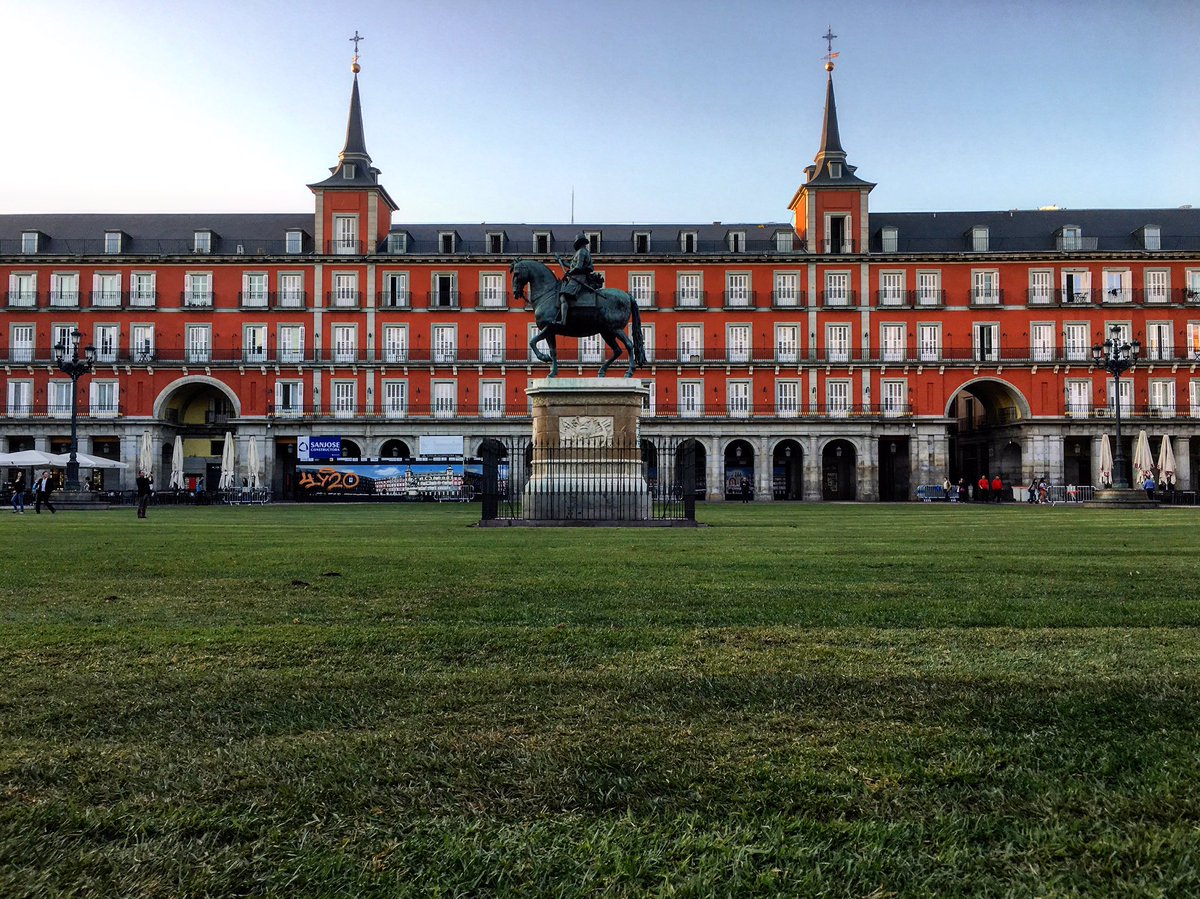 SecretosdeMadri's tweet photo. ¡Qué bonita la Plaza Mayor con césped! Preciosa sorpresa para dar la bienvenida al otoño que se podrá ver hasta este domingo #madrid https://t.co/sJyawfXf19