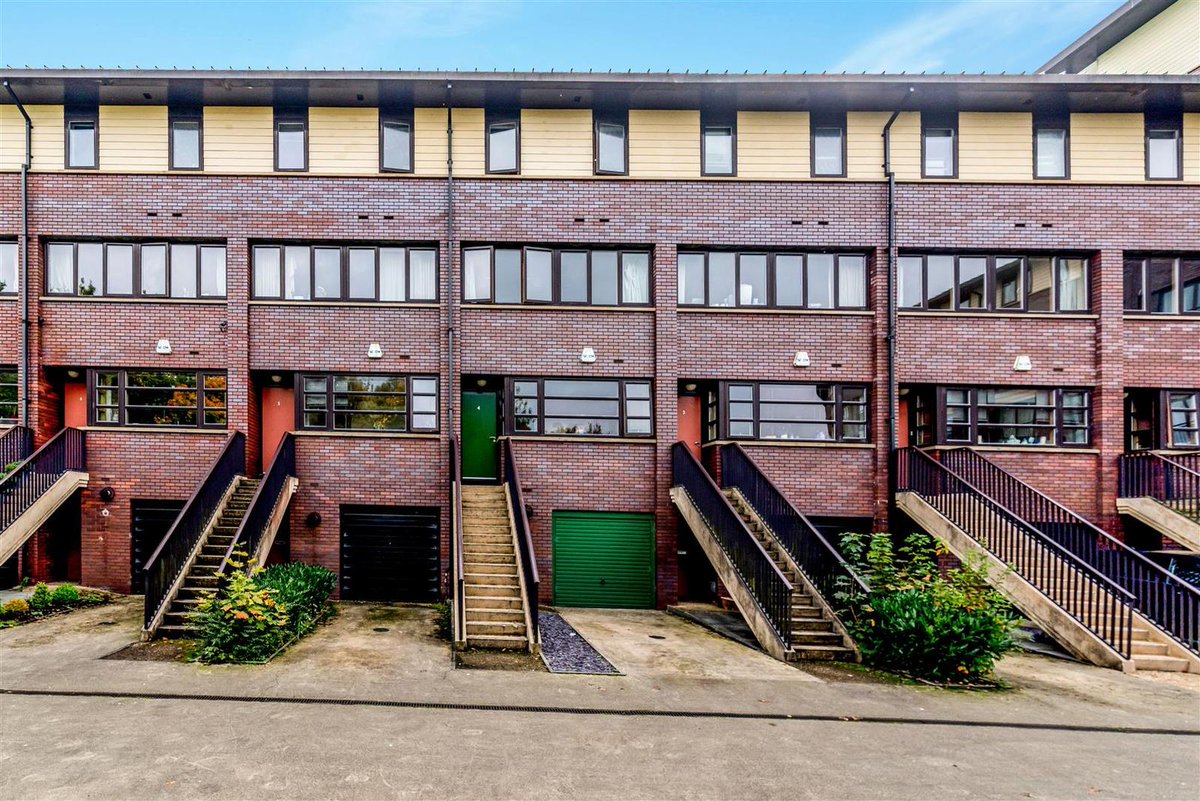 4-bed #property in  #MiltonKeynes to rent now, £1495 pcm. Contact branch for a viewing ldrs.ly/2yjZy