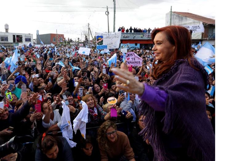 Tiempo Argentino (@tiempoarg) on Twitter photo "Todo lo que pase por tu celular va a quedar en manos del Estado", advirtió en campaña <a href="/CFKArgentina/">Cristina Kirchner</a>. bit.ly/2xzF8bz "Todo lo que pase por tu celular va a quedar en manos del Estado", advirtió en campaña <a href="/CFKArgentina/">Cristina Kirchner</a>. bit.ly/2xzF8bz
