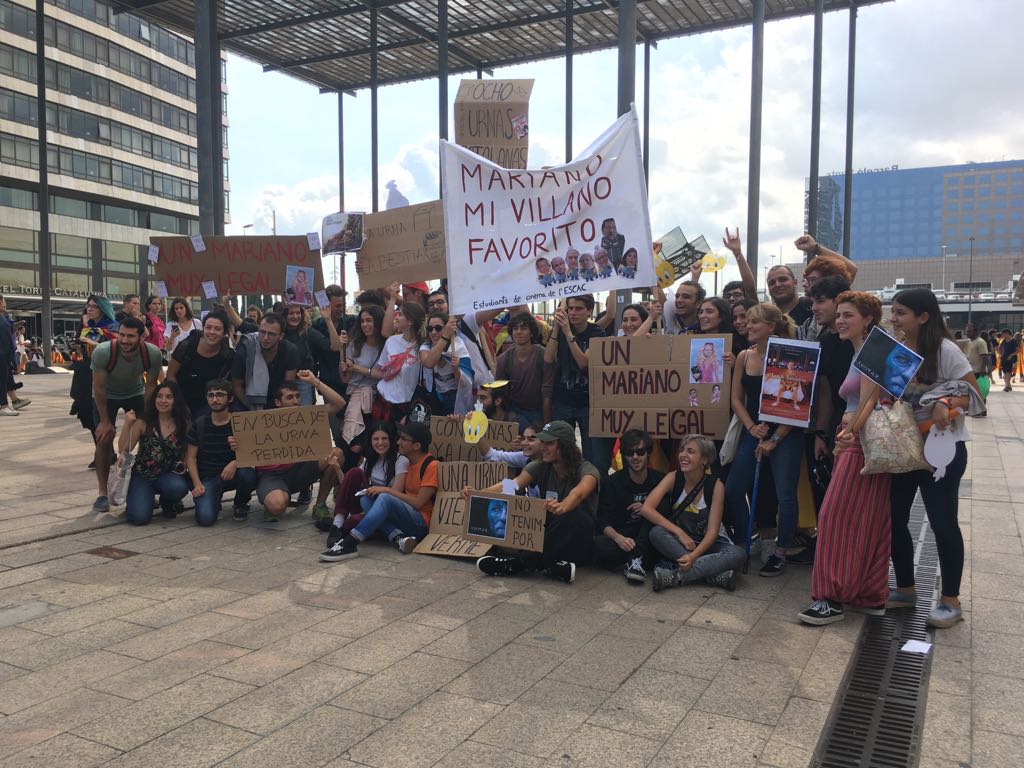 AEESCAC's tweet photo. Perquè viure vol dir prendre partit. Avui ens manifestem per la llibertat d'expressió. @assemblea_IT @escac #unmarianomuylegal https://t.co/qfYHO1utVN