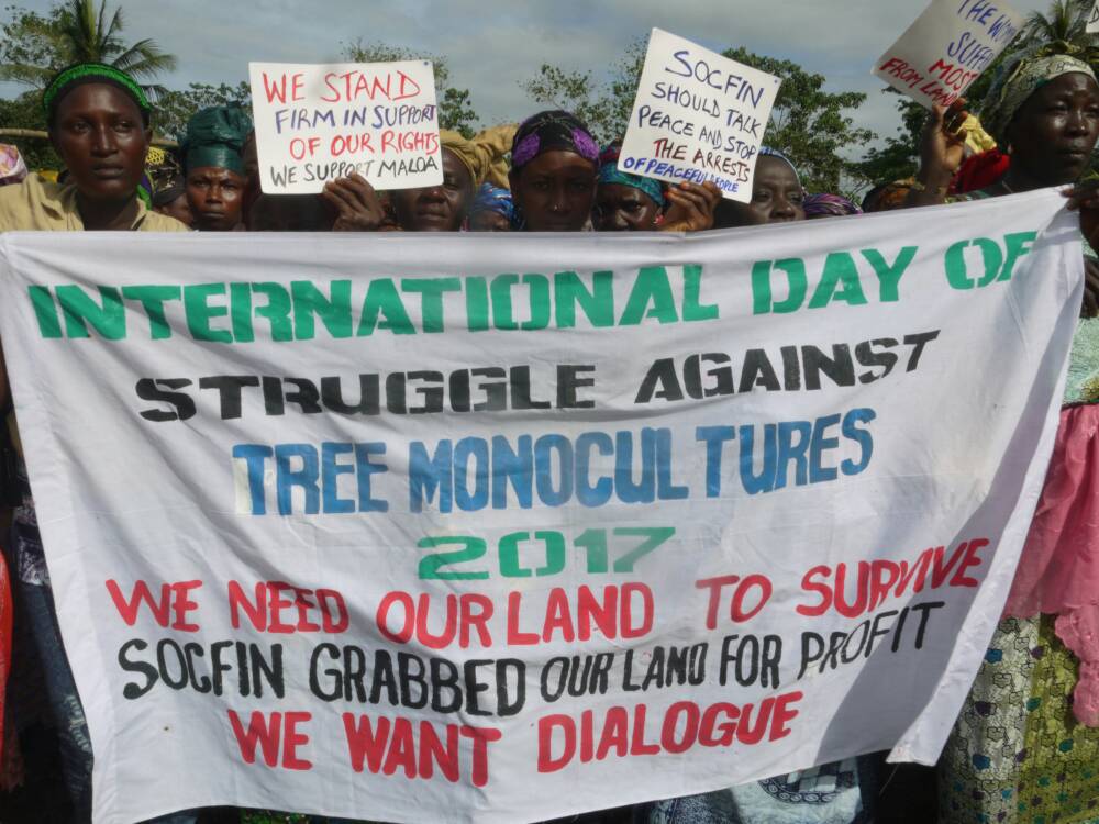 Police blocked a peaceful action by more than 150 women affected by #SOCFIN #oilpalm plantation in #SierraLeone.  grain.org/e/5808
