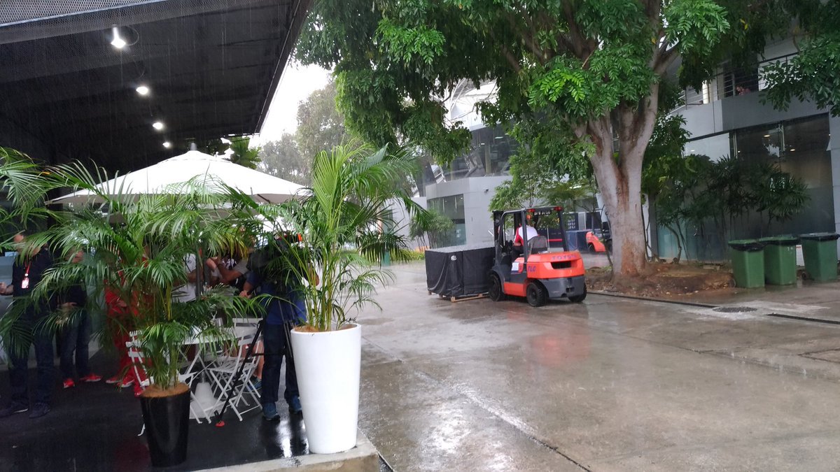 AlessandroSala1's tweet photo. #SalaStampaF1 #amicidellaF1esoprattuttoamichedellaF1 #MalGp #MotorLAT via#PressRacing @RenaultSportF1 Wet wet...@Berrageiz @JVilladelpratF1 https://t.co/3Lq918xpco