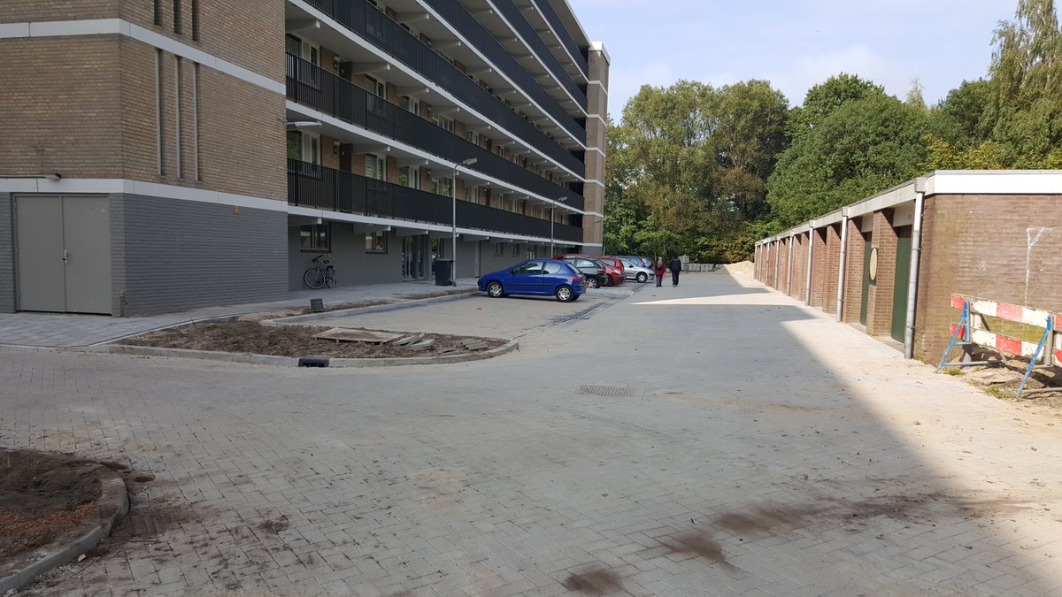 Ook deze parkeervakken van de flat aan de Ariaweg zijn klaar en bewoners kunnen hier weer hun auto parkeren. #Hogekwartier <a href="/Gem_Amersfoort/">Gemeente Amersfoort</a>