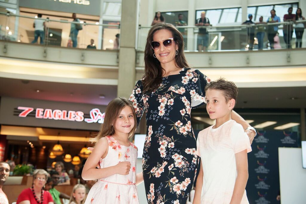 CathPrinsloo777's tweet photo. Treasuring all the special memories with my family on #TammyTaylorMrsSA journey #ThankfulThursday #RocktheRunway #RWFS @GreenstoneMall https://t.co/YwmP42KwiV