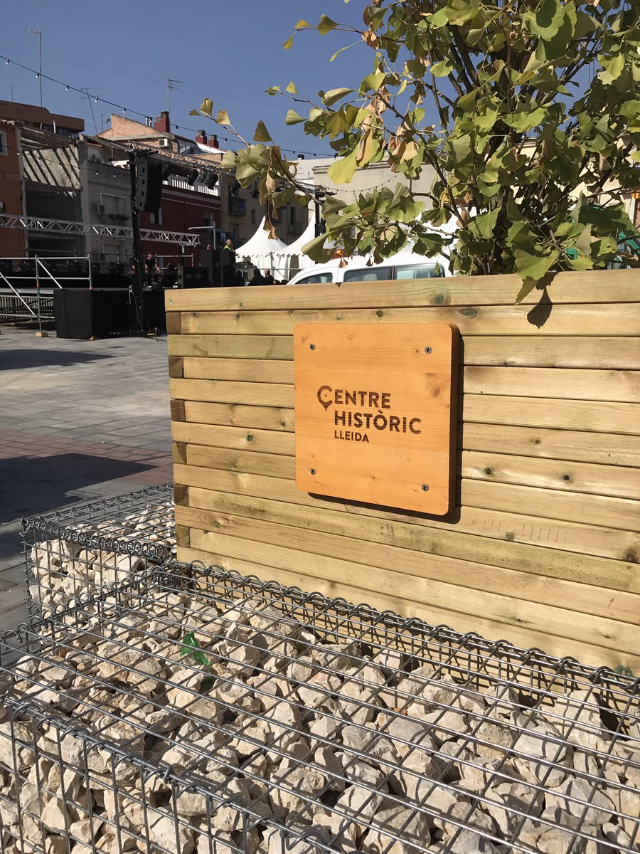 Que bonic queda el logo que vam fer per a <a href="/CentreHistoric/">CentreHistòricLleida</a> a les noves jardineres de la pl. Dipòsit😍Tot a punt per la Mostra de Cervesa! 🍻